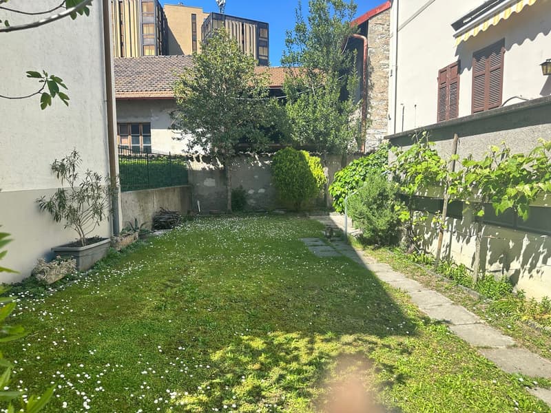 Geräumiges Familienhaus mit privatem Garten in einer ruhigen Wohngegend von Chiasso (7)
