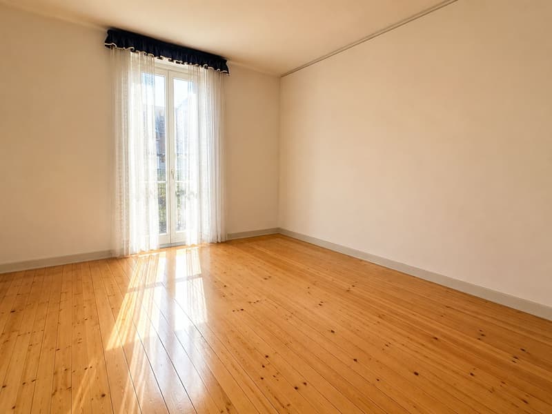 Spacious Family Home with Private Garden in a Quiet Residential Area of Chiasso (9)