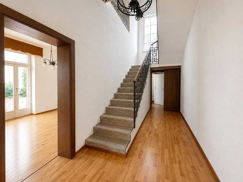 Spacious Family Home with Private Garden in a Quiet Residential Area of Chiasso (5)