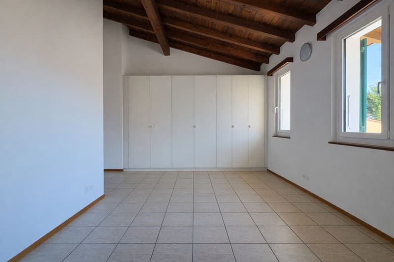 Eck-Reihenhaus mit Garten – Losone (10)