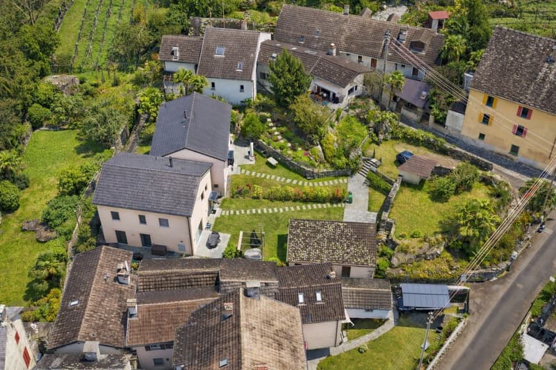 Modern single-family villa with spacious garden in quiet location in Golino (1)