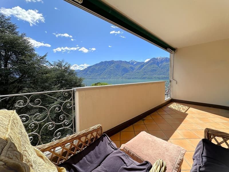 Penthouse with lake view in the heart of Muralto (2)