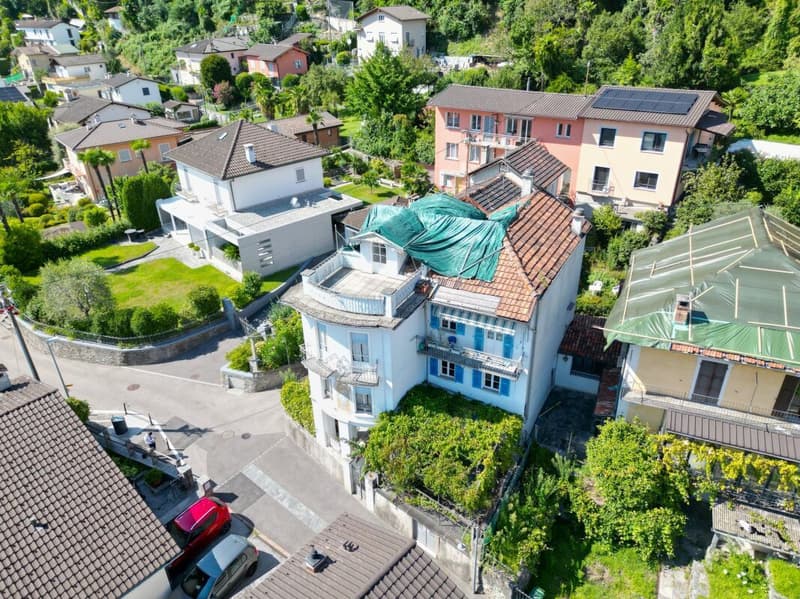 Grosses Haus zur Renovation mit Panoramaterrasse in Solduno (2)