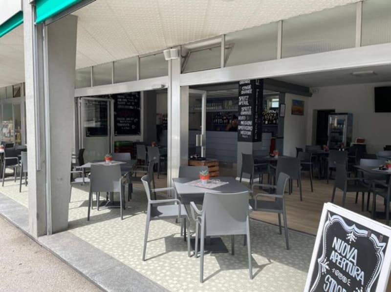 Modern snack bar for rent in Brissago city center with covered terrace (1)