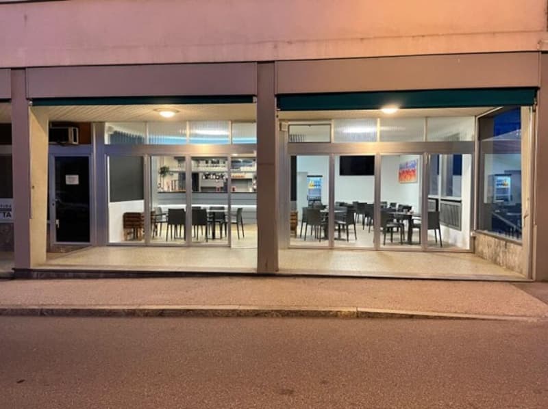 Modern snack bar for rent in Brissago city center with covered terrace (2)