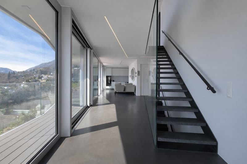 Contemporary property with garage, indoor lift and spectacular 180° panoramic view (2)