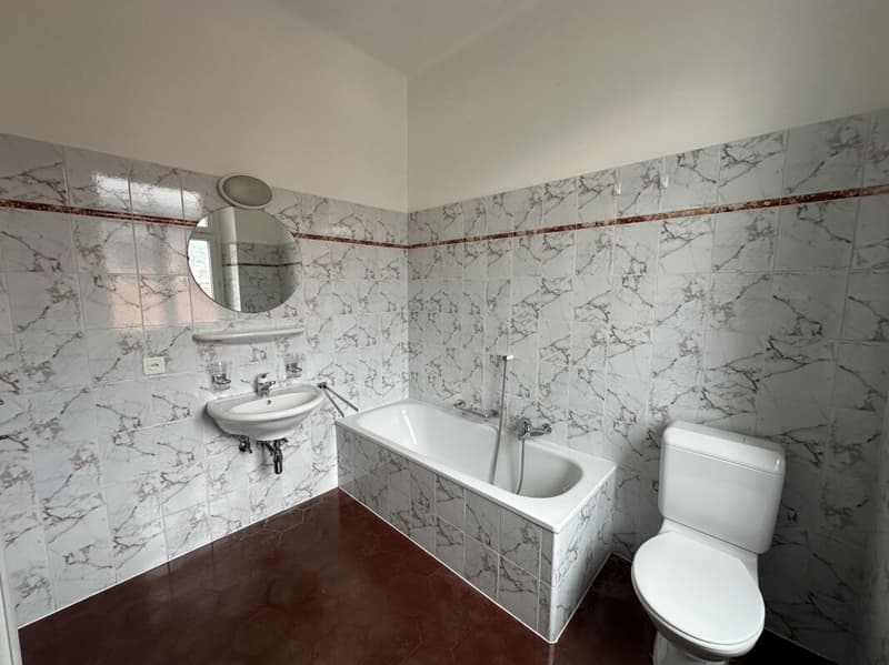Helles 3.5-Zimmer-Wohnung mit bewohnbarem Balkon im Zentrum von Chiasso (8)