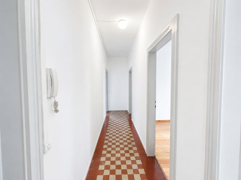 Helles 3.5-Zimmer-Wohnung mit bewohnbarem Balkon im Zentrum von Chiasso (4)