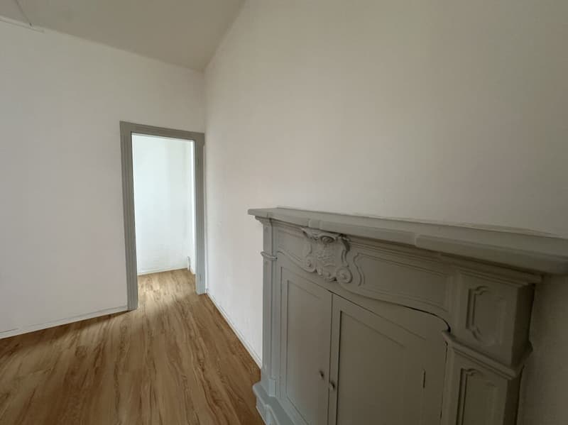 Helles 3.5-Zimmer-Wohnung mit bewohnbarem Balkon im Zentrum von Chiasso (7)