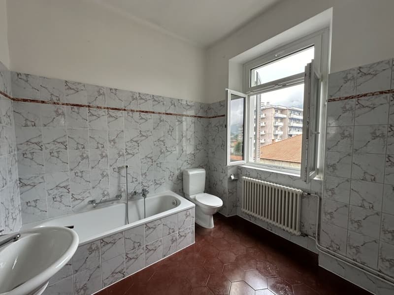 Helles 3.5-Zimmer-Wohnung mit bewohnbarem Balkon im Zentrum von Chiasso (9)
