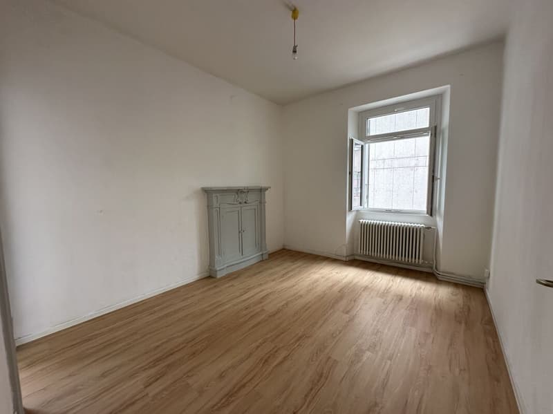 Helles 3.5-Zimmer-Wohnung mit bewohnbarem Balkon im Zentrum von Chiasso (5)