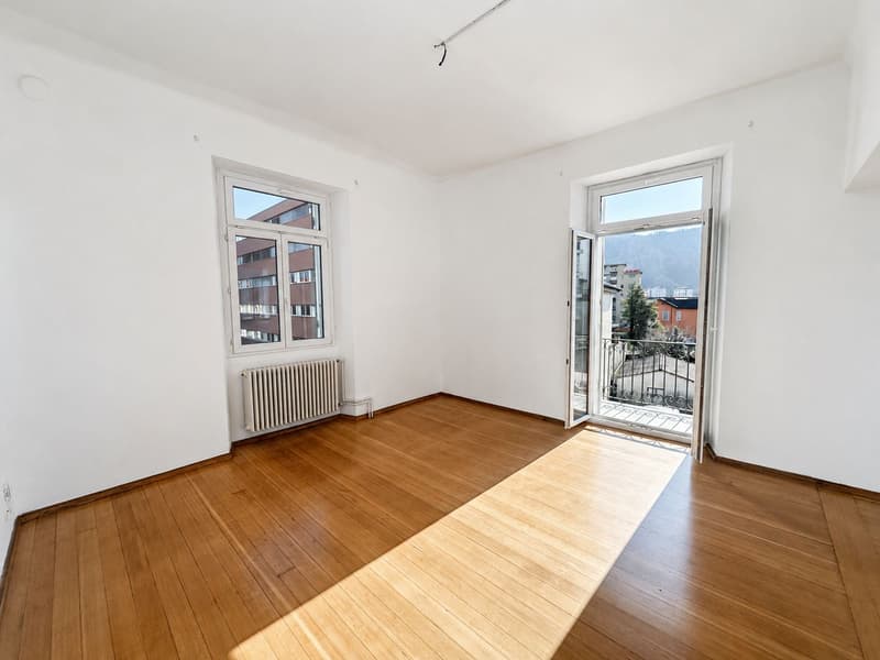 Helles 3.5-Zimmer-Wohnung mit bewohnbarem Balkon im Zentrum von Chiasso (1)