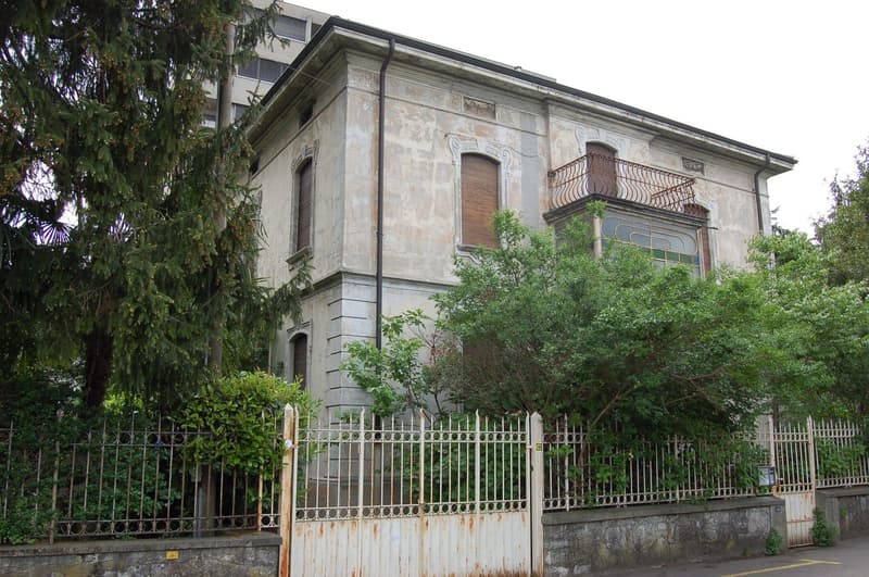 Villa Liberty mit privatem Park zur Renovierung im Herzen von Chiasso (1)