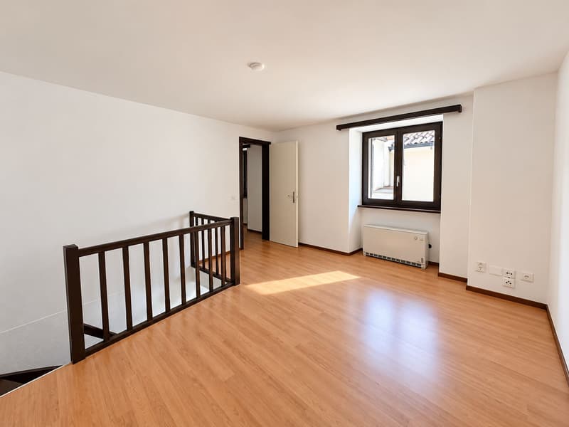 Charmante 2.5-Zimmer-Duplexwohnung mit Atelier/Studio im Dorfzentrum von Novaggio (3)