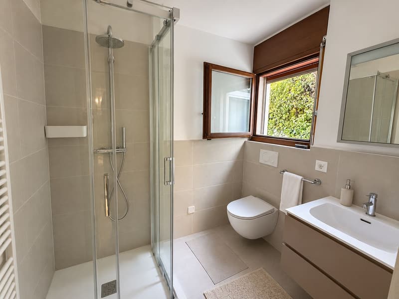 Casa a schiera ristrutturata, con terrazza panoramica e giardino privato fronte lago (19)