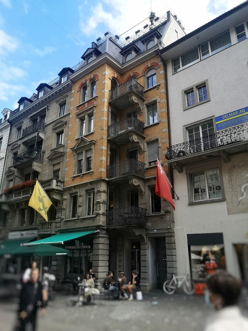 Centralement situé, confortablement vécu - appartement en duplex de 5 pièces (1)