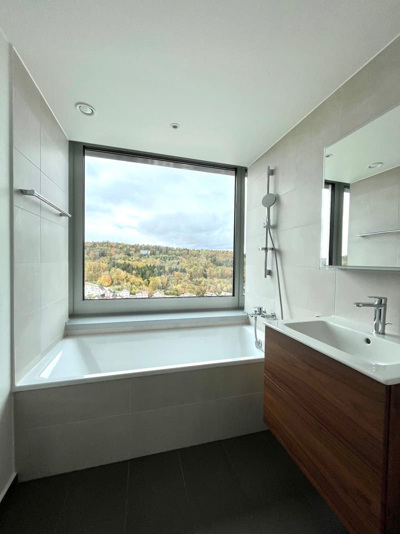 Bad mit WC (Klosomat) und Badewanne
