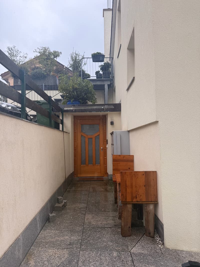2 Zimmer, private Terrasse und Parkplatz – alles inklusive für CHF 830.– (2)