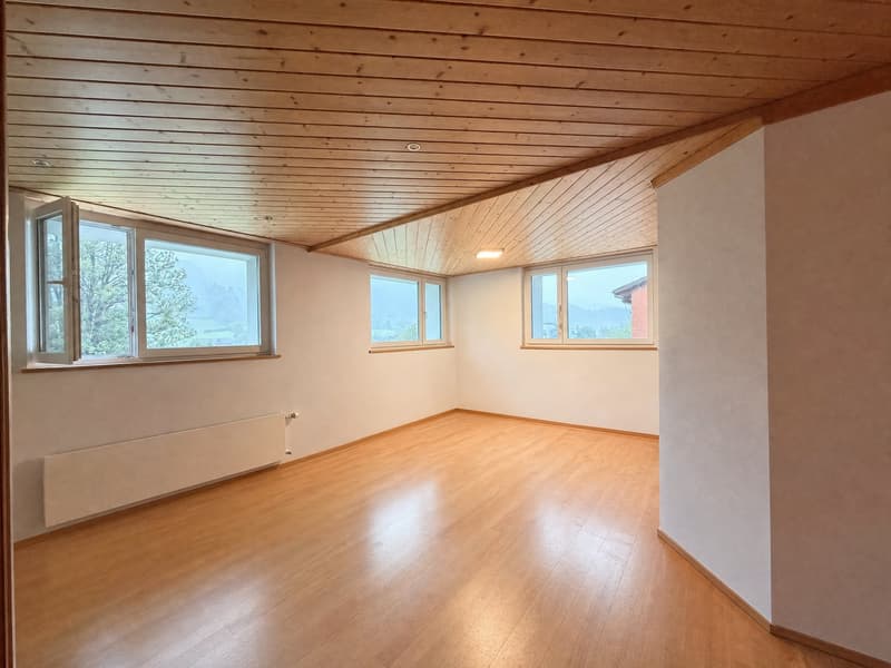 4-Zimmer-Wohnung mit Gewerbepotenzial, zwei Zugängen und Aussenparkplatz – Bezug ab 01.12.2026 (2)