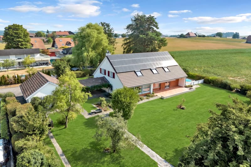 Grosszügiges Wohnen mit unverbaubarem Weitblick - Familienresidenz mit Pool in Frauenkappelen (1)