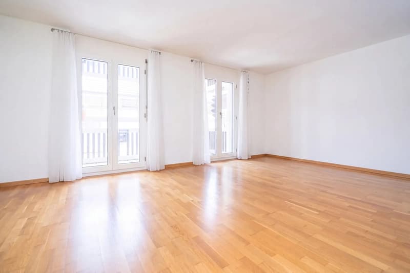 Seltene Gelegenheit: 5.5-Zimmer-Reihenhaus mit Aussensitzplätzen, zwei Balkonen und einem Einstellhallenplatz (2)