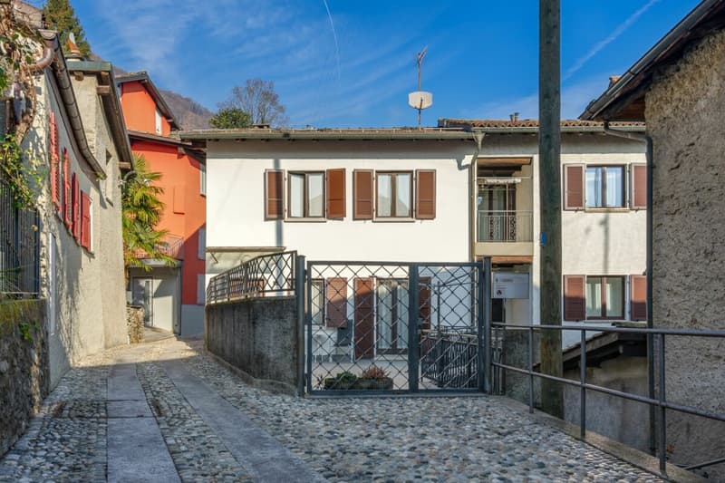 GRAVESANO · DETACHED HOUSE IN THE HISTORIC CORE WITH LARGE TERRACE (2)