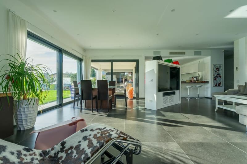 COMANO · MODERNE VILLA MIT SCHWIMMBAD UND FORTGESCHRITTENER DOMOTIK (2)