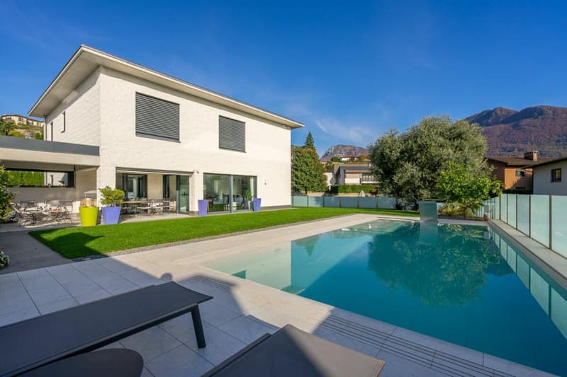 COMANO · MODERNE VILLA MIT SCHWIMMBAD UND FORTGESCHRITTENER DOMOTIK (1)