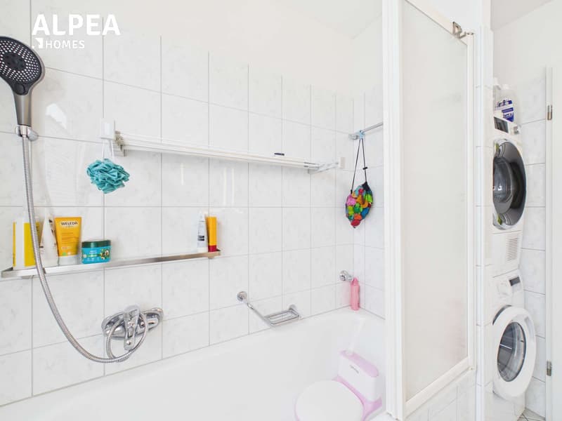 Mit Dusch-Badewanne, Tumbler, Waschmaschine, Doppel-Lavabo und WC