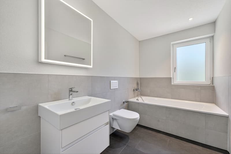 Dachwohnung Bad mit Badewanne