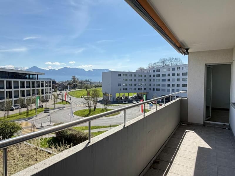 Freshly renovated and ready for immediate occupancy! (10)