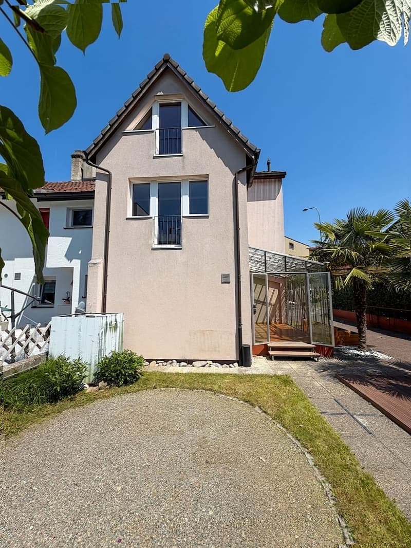 5-Zimmer-Reiheneckhaus mit Wintergarten in Birsfelden kaufen (1)