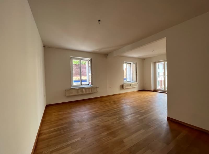 House-in-house feeling: Spacious 4-room maisonette apartment in Binningen (2)