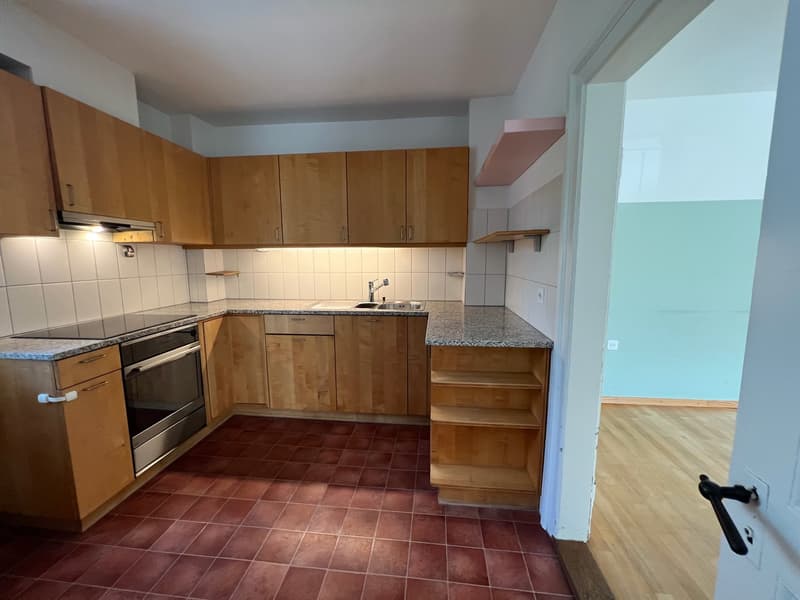 House-in-house feeling: Spacious 4-room maisonette apartment in Binningen (10)