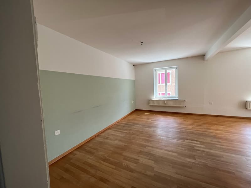 House-in-house feeling: Spacious 4-room maisonette apartment in Binningen (2)