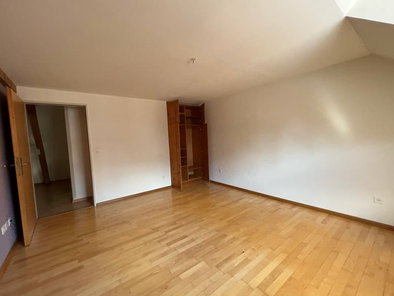 House-in-house feeling: Spacious 4-room maisonette apartment in Binningen (4)
