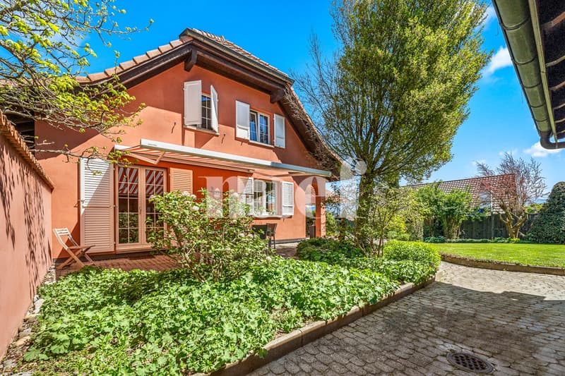 Detached house with 5.5 rooms and swimming pool for sale in Neyruz (1)