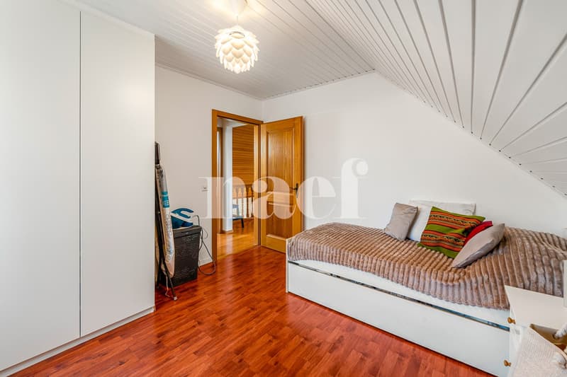 Detached house with 5.5 rooms and swimming pool for sale in Neyruz (10)