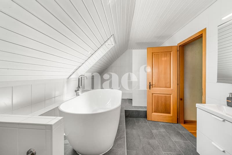 Detached house with 5.5 rooms and swimming pool for sale in Neyruz (9)