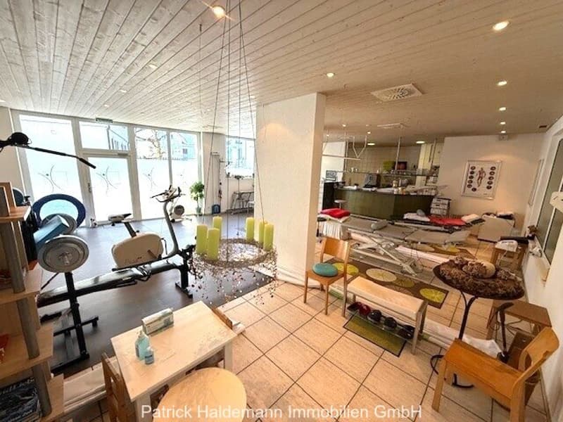 Versatile commercial space in the village center (3)