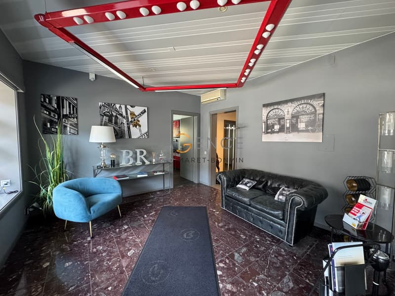 For investors - Versatile and air-conditioned commercial space! (1)