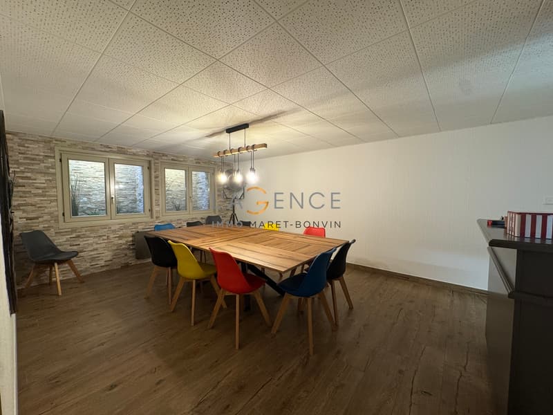 For investors - Versatile and air-conditioned commercial space! (8)