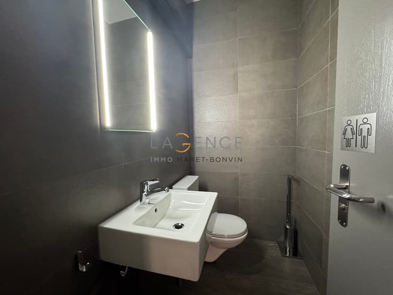 For investors - Versatile and air-conditioned commercial space! (5)