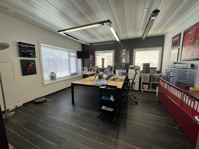 For investors - Versatile and air-conditioned commercial space! (2)