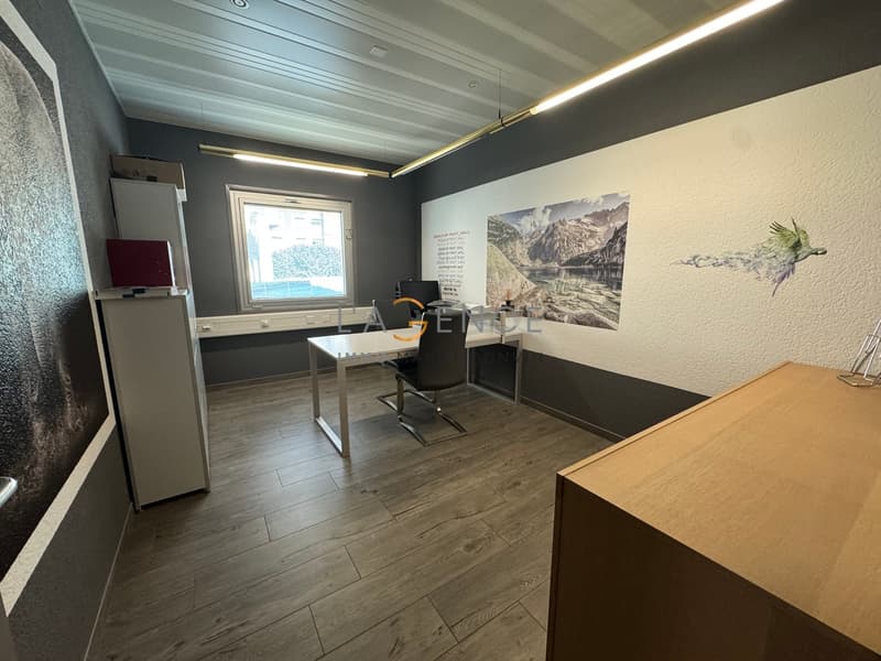 For investors - Versatile and air-conditioned commercial space! (4)