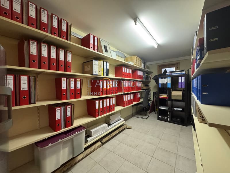 For investors - Versatile and air-conditioned commercial space! (12)