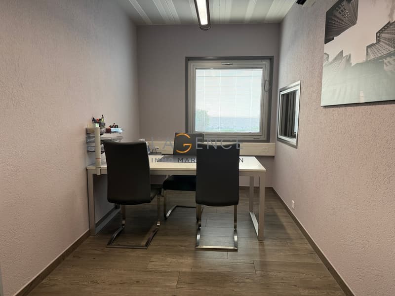 For investors - Versatile and air-conditioned commercial space! (3)