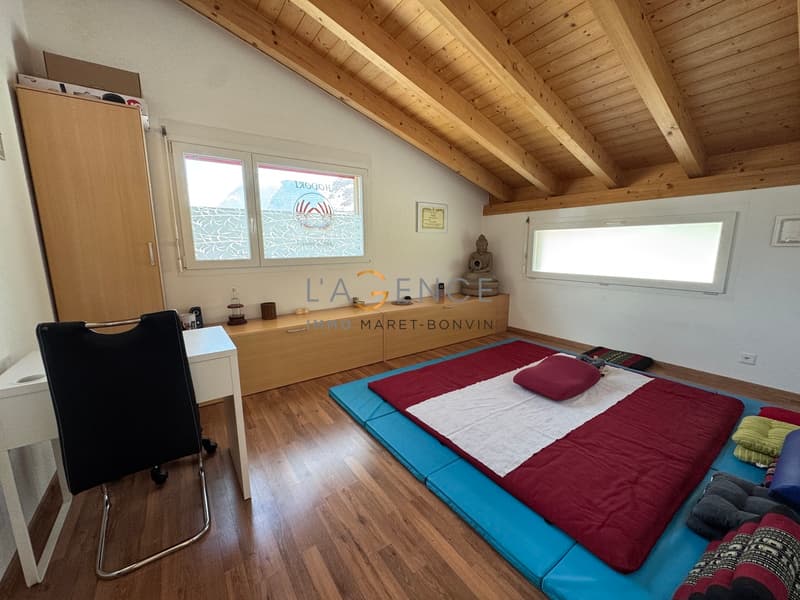 Dachgeschosswohnung mit 4,5 Zimmern und Loggia (5)