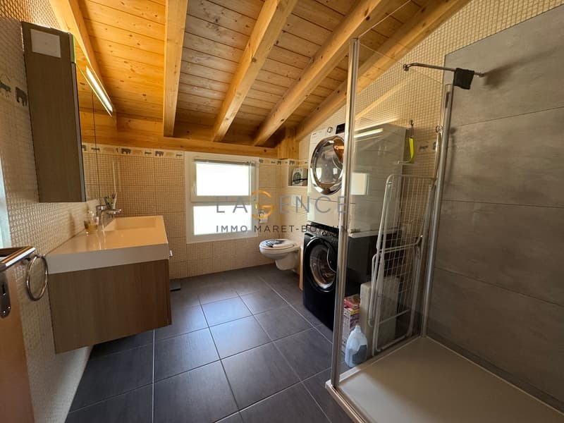 Dachgeschosswohnung mit 4,5 Zimmern und Loggia (6)