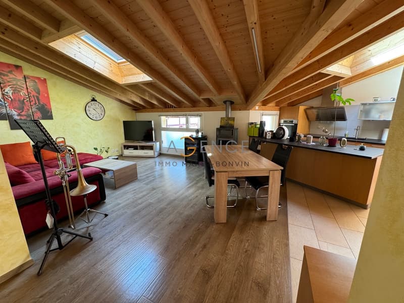 Dachgeschosswohnung mit 4,5 Zimmern und Loggia (2)